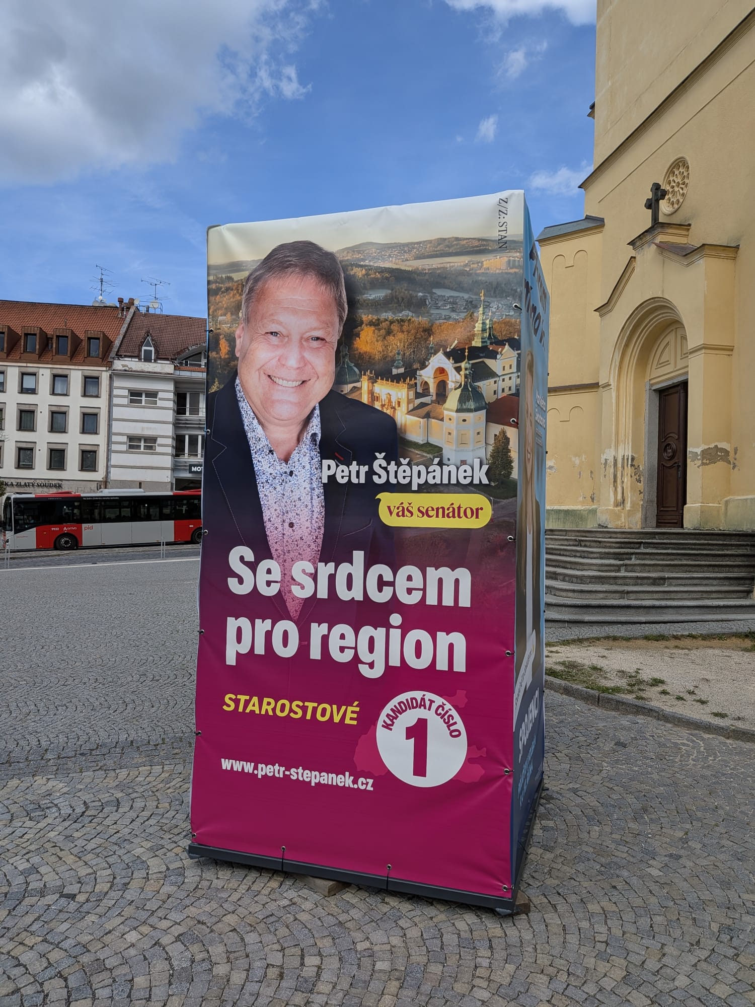 Kostka u kostela v centru Příbrami — reklamní kostka, Příbram
