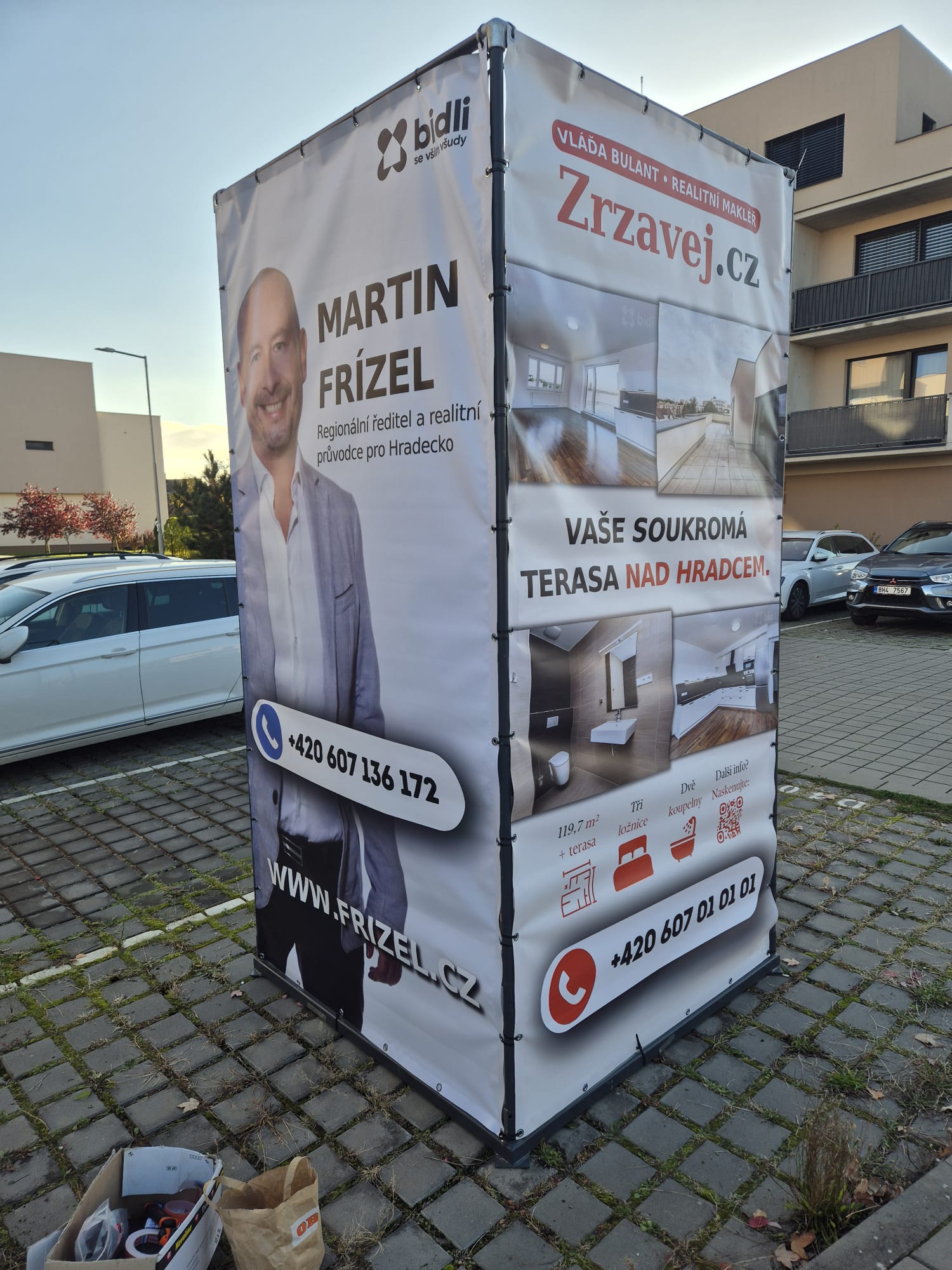 Bidli & Zrzavej.cz — realitní kostka — realizace reklamní kostky
