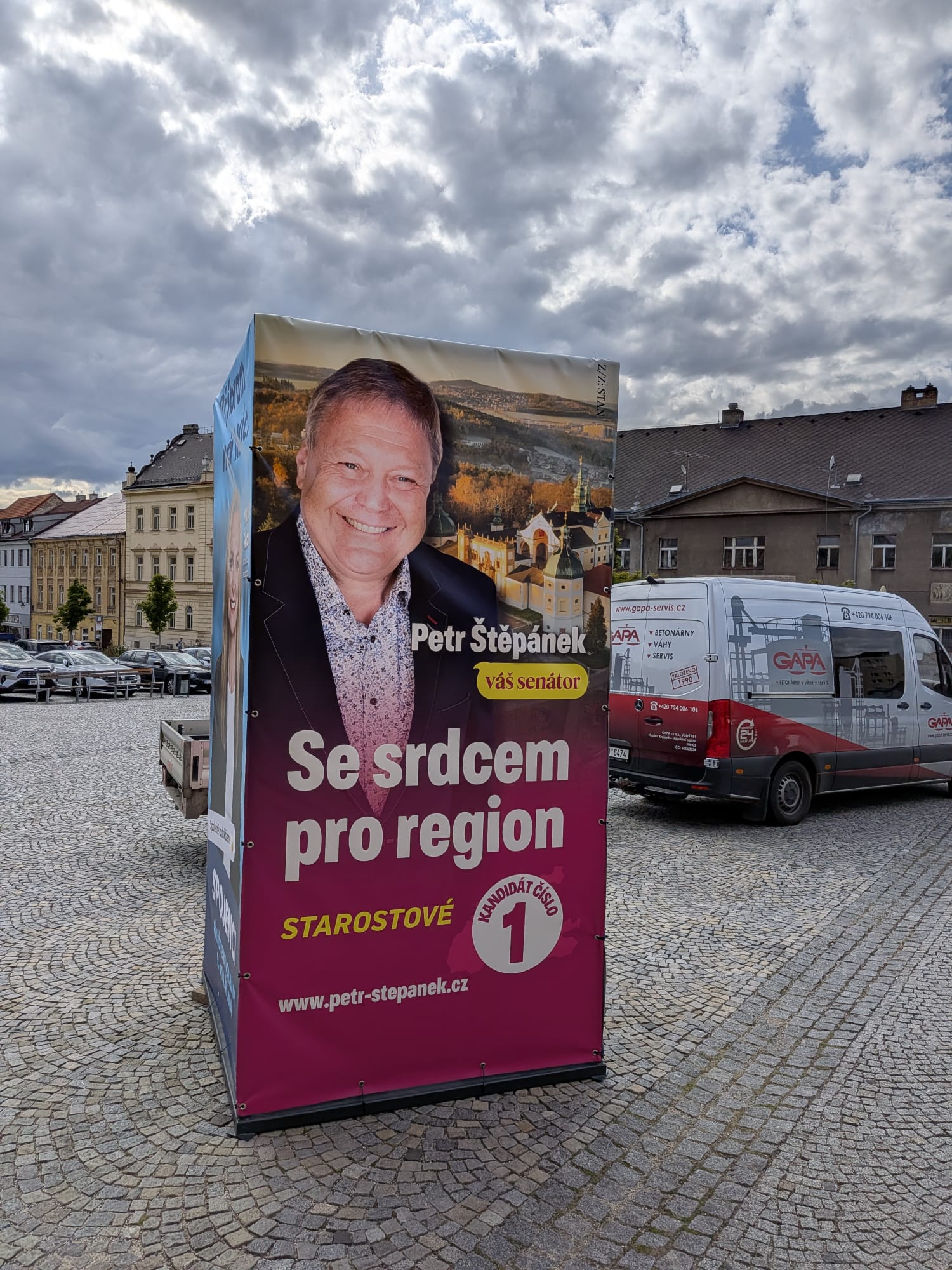 Volební kampaň — Příbram, náměstí — realizace reklamní kostky