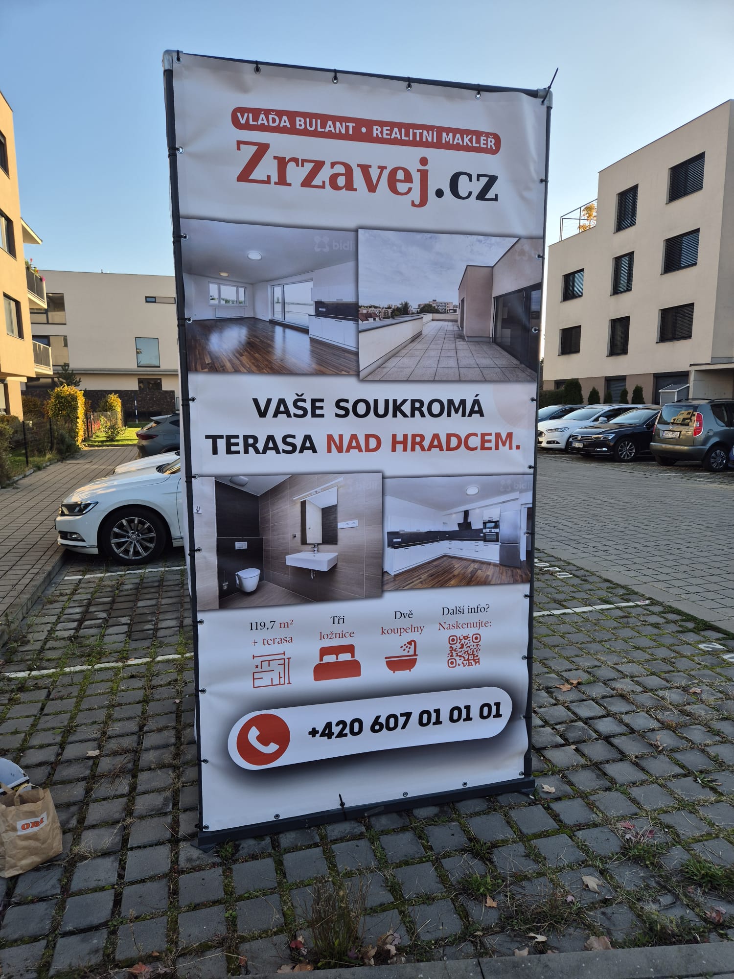 Zrzavej.cz — Terasa nad Hradcem — reklamní kostka, Hradec Králové