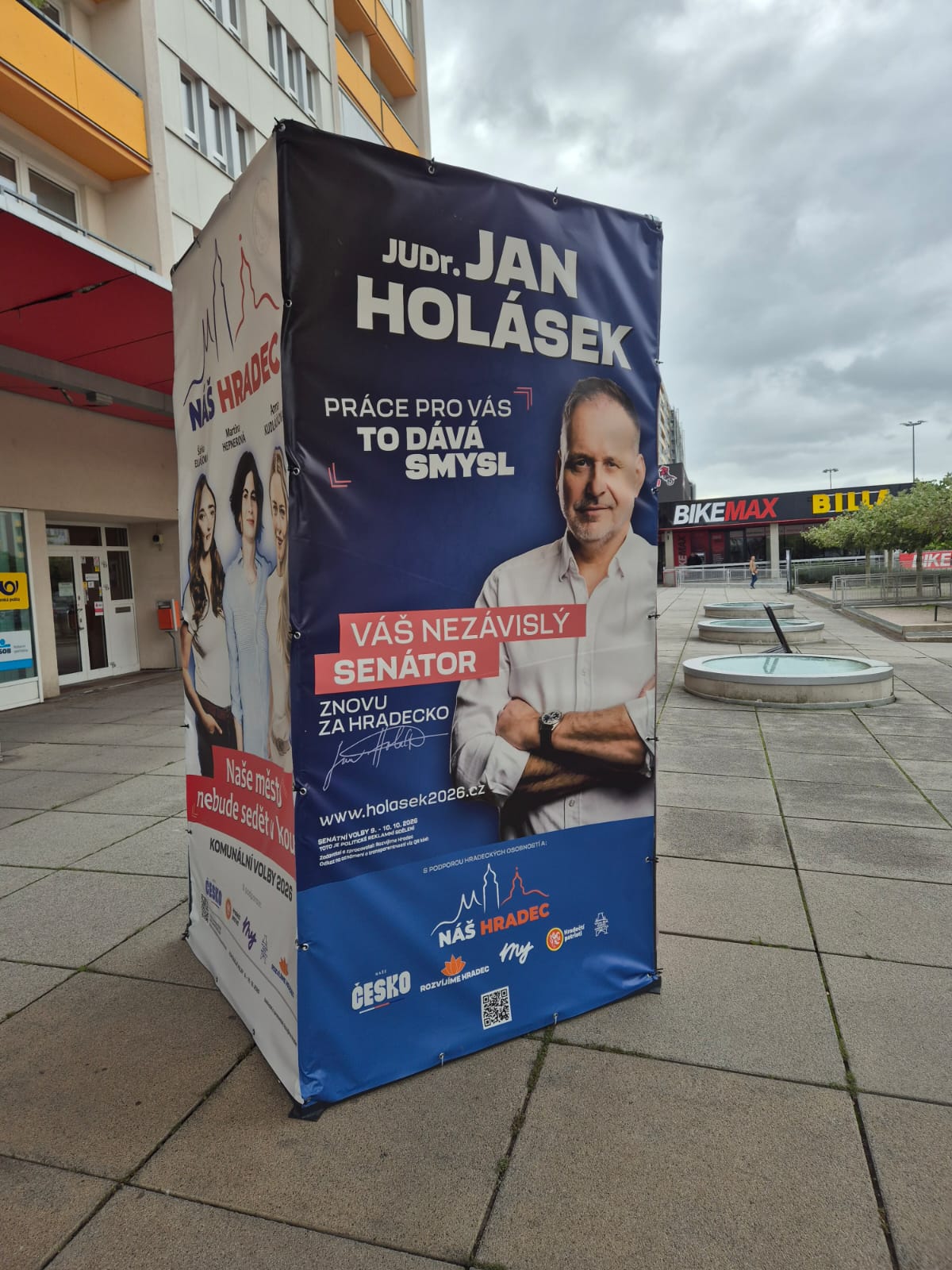 Kostka v Hradci Králové — senátní kampaň — reklamní kostka, Hradec Králové
